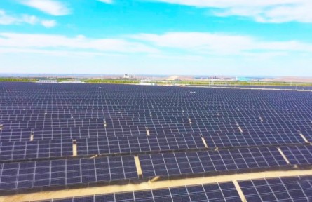 新疆吉木薩爾：光伏發(fā)電助推綠色低碳發(fā)展?