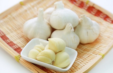 辟謠 | 經(jīng)常吃大蒜能降血壓？醫(yī)生：想穩(wěn)定血壓，這3類食物要少吃