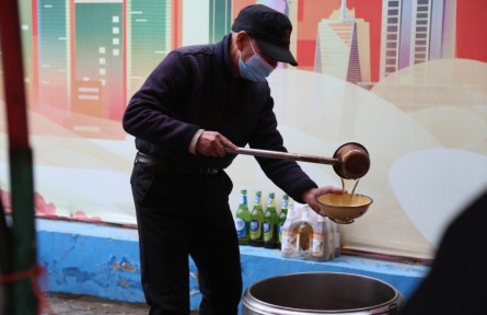 10個菜隨便吃 70歲老人擺攤賣飯7元管飽：不為賺錢，只為讓農(nóng)民工吃飽