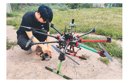 無人機駕駛員：“我們在地上開飛機！
