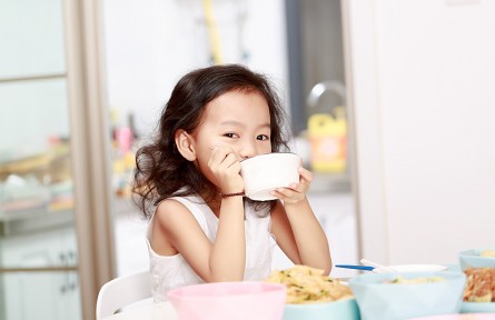 小孩吃飯時(shí)喝湯，會(huì)稀釋胃液影響消化？