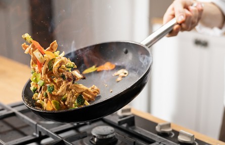 辟謠|炒菜時油冒煙了才下鍋，炒出來的菜更香？
